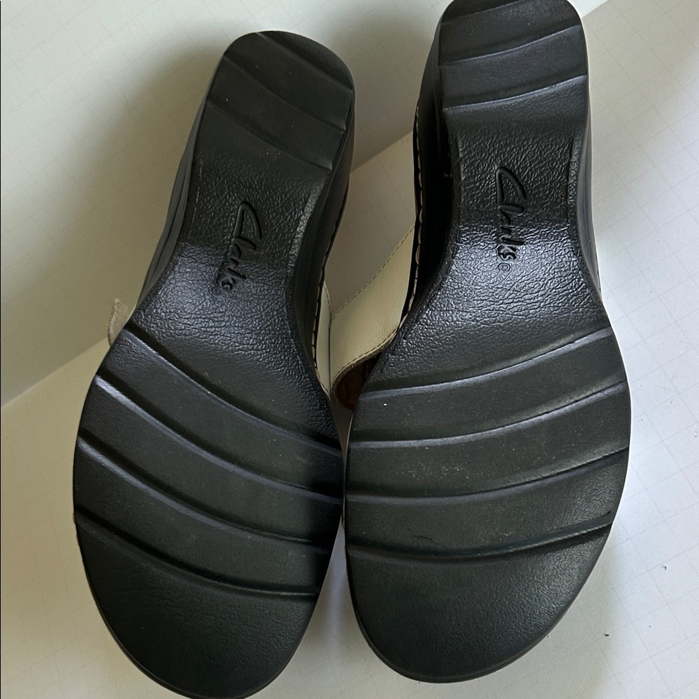 Clarks Women's White Leather Sandals - Picture 9 of 10